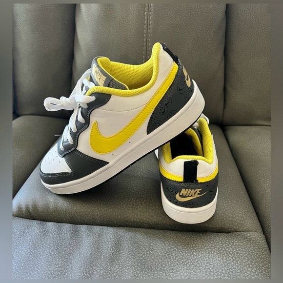 - NIKE
(GS) COURT BOROUGH LOW 2 SE
Size: 5.5 | Nike - Picture 5 of 9